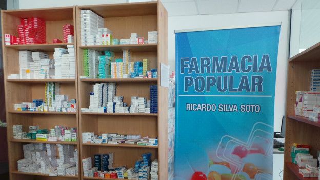 Las tres cadenas privadas en Chile controlan el 90% de la venta de fármacos.