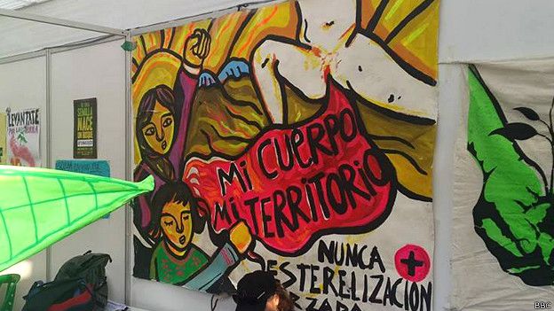 Activistas de derechos humanos y de la mujer reclaman una reparación 