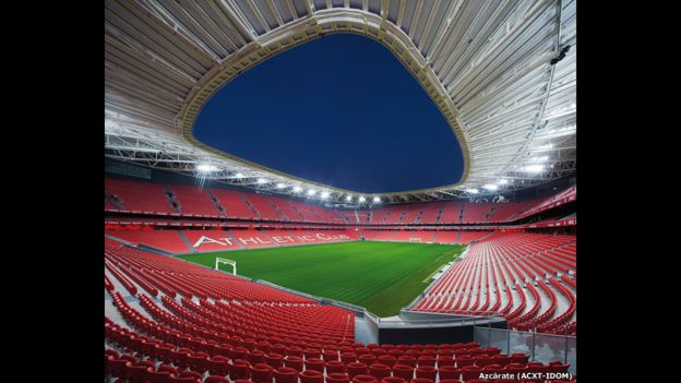 Estadio de fútbol San Mamés en Bilbao, España.