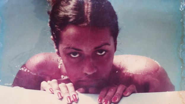 Foto de archivo de la escritora brasileña Raquel de Oliveira en sus años de juventud.