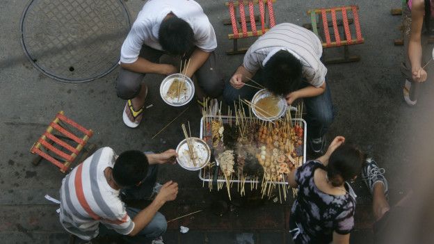 Unas personas comiendo comida china
