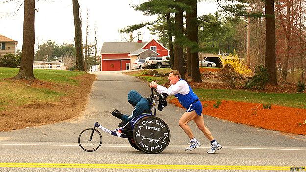Dick Hoyt empujando la silla de ruedas de su hijo Rick