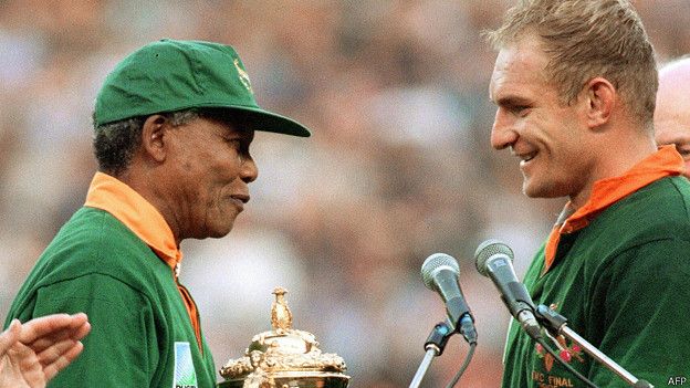Francois Pienaar recibe el trofeo Webb Ellis de la mano de Nelson Mandela tras ganar la final del mundial de rugby en 1995