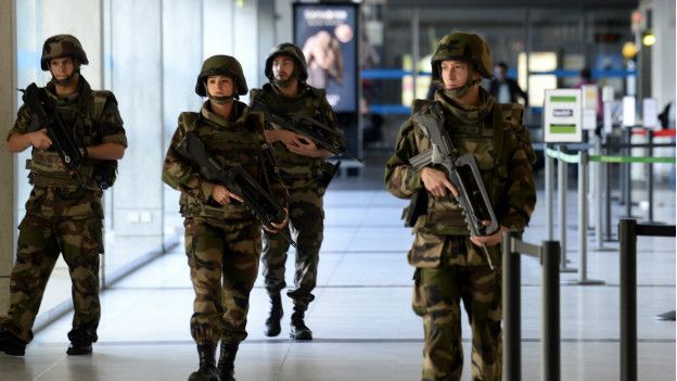Soldados franceses patrullan el aeropuerto internacional de Burdeos en Mérignac, Francia.
