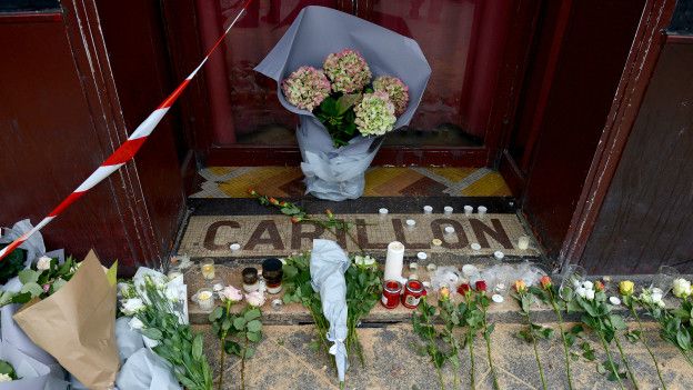 Flores y velas en la puerta del bar Le Carrillon, tras los ataques del 13 de noviembre.