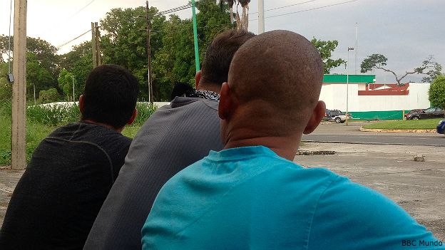 Cubanos esperando frente a la estación migratoria de Tapachula