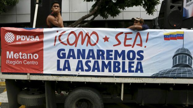 Camión de Pdvsa con carteles electorales.