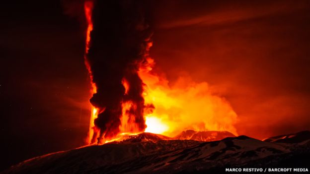 Vista de la erupción volcánica en el monte Etna, en Sicilia, Italia, el 3 de diciembre de 2015. Marco Restivo / Barcroft Media