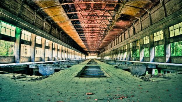 Un pasillo de un edificio abandonado