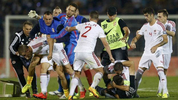 Pelea entre jugadores de Albania y Serbia