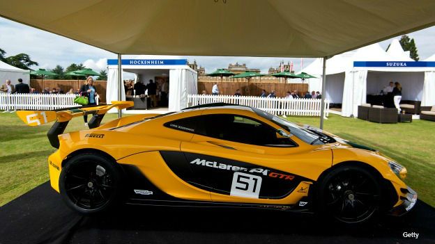 Auto McLaren P1 en la muestra de autos de lujo en Blenheim Palace, Reino Unido