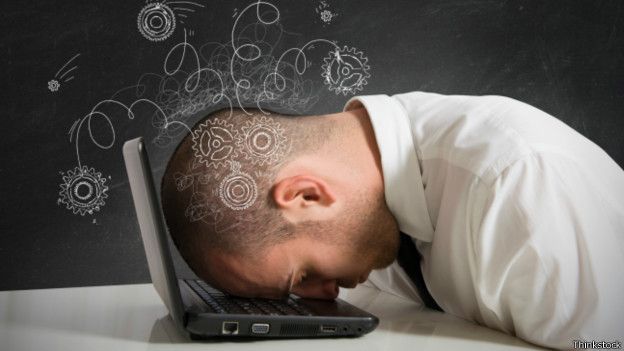 Hombre apoya la cabeza sobre una laptop