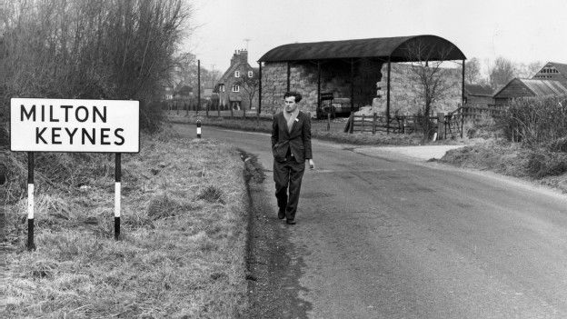 Una persona caminando por Milton Keynes