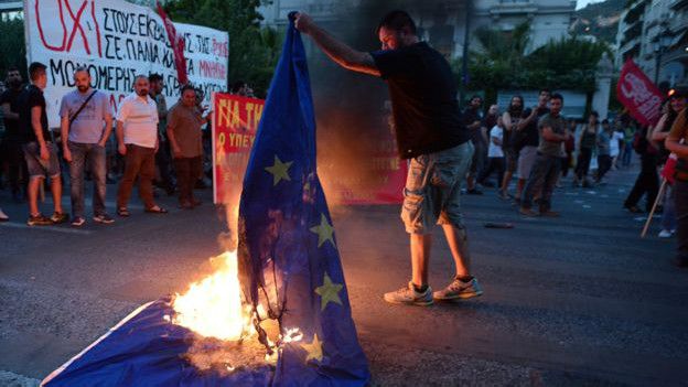 Quema de la bandera en Grecia