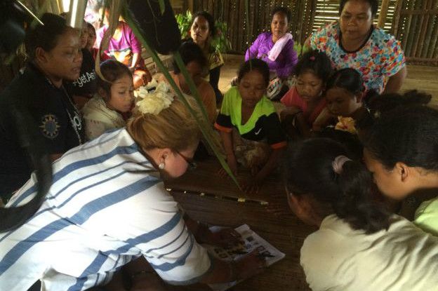 Abogada con los niños malayos