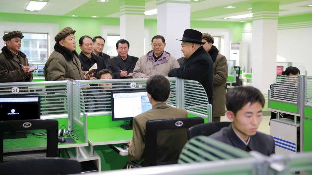 Trabajadores usando computadoras en Corea del Norte