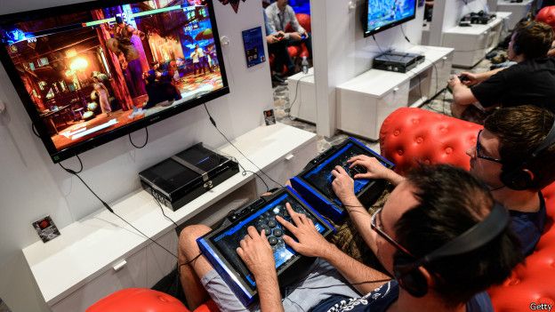 Jóvenes jugando con un video