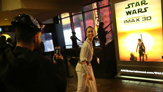 Mujer posando frente a poster de Star Wars