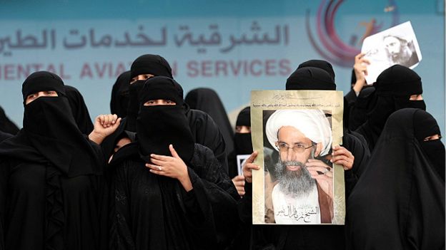 Mujeres manifiestan con la foto de Nimr al-Nimr