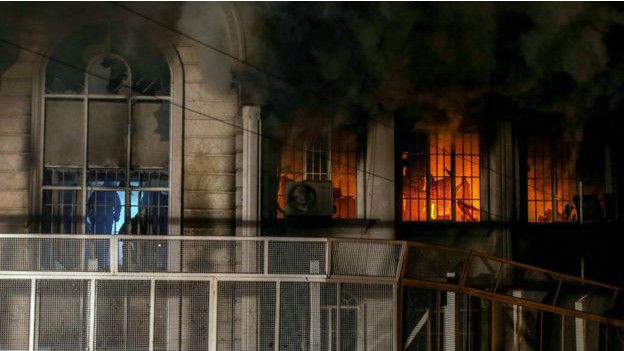 Embajada saudita en llamas