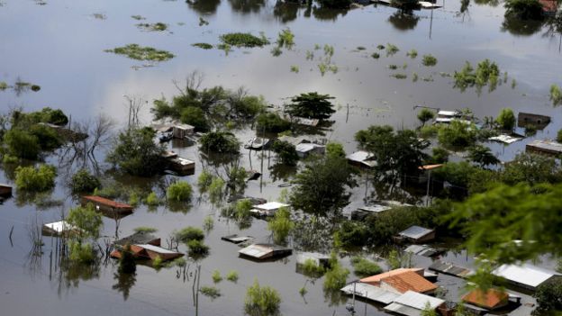 Casas sumergidas en el agua