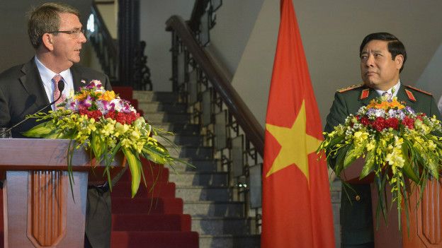 El secretario de Defensa de EE.UU., Ashton Carter, junto a su homólogo de Vietnam.