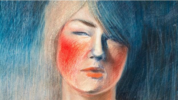 Un retrato de una mujer sonrojándose.