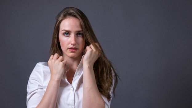 Una mujer atractiva con las mejillas sonrosadas