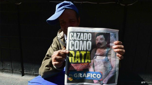 Un vendedor de periódicos muestra la portada de un diario con la noticia sobre la recaptura de El Chapo Guzmán