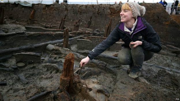 Arqueóloga participando en la excavación del asentamiento