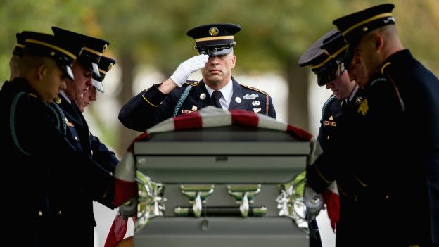 Entierro con honores de un soldado estadounidense muerto en la guerra de Corea.