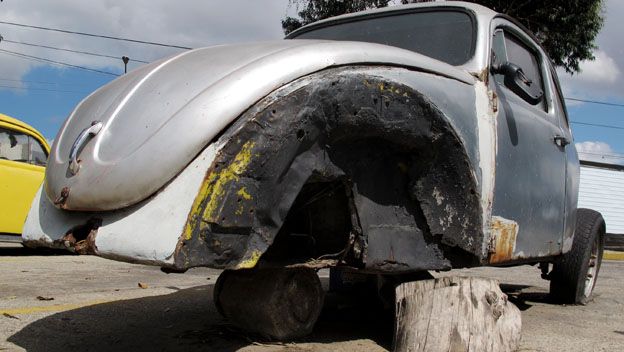 Carro abandonado en Caracas