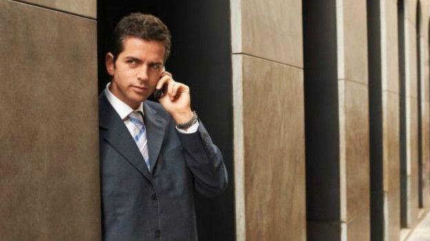 Мужчина, похожий на заговорщика