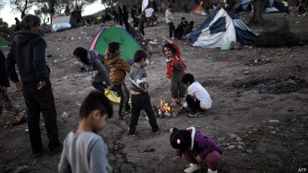 Niños migrantes juegan en la frontera de Macedonia