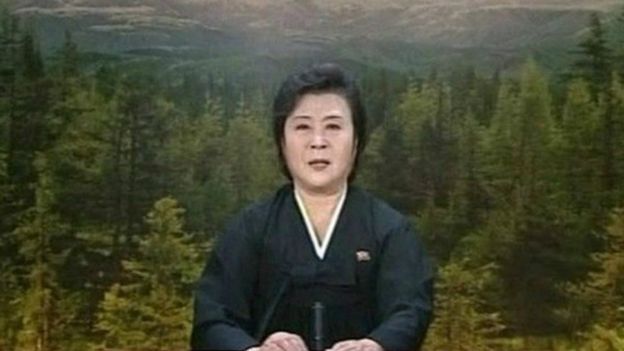 Ri Chun-hee vistió de negro cuando anunció la muerte de lìderes de Corea del Norte.