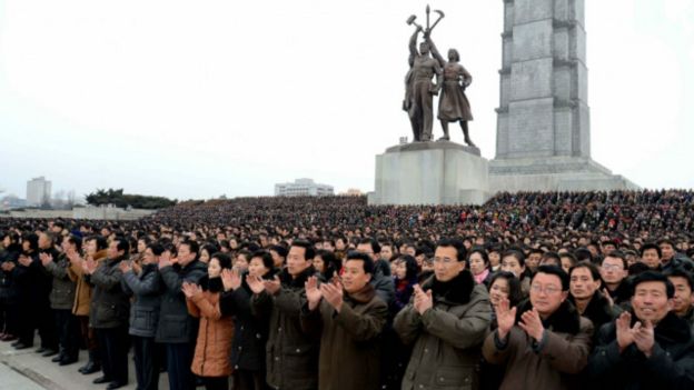 Ciudadanos norcoreanos celebrando el lanzamiento del cohete en Pyongyang.