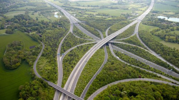 Enjambre de carreteras en lo que parece ser una selva