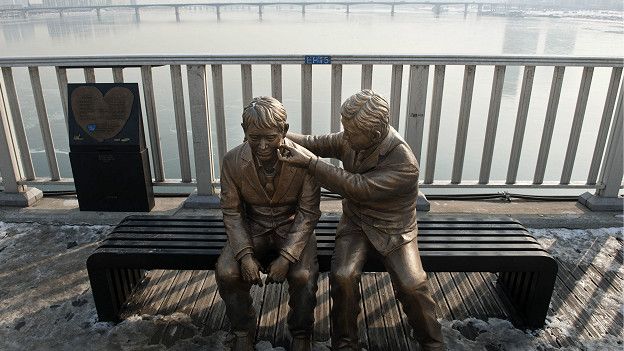 Estatua construida en un puente de Seúl que pretende disuadir a las personas de suicidarse