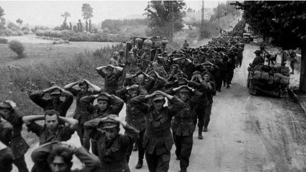 1945: soldados alemanes se rinden en Francia. Ahora, los líderes batallan en salones. 