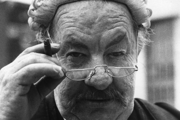 El actor John Mortimer de la serie inglesa Rumpole of the Bailey