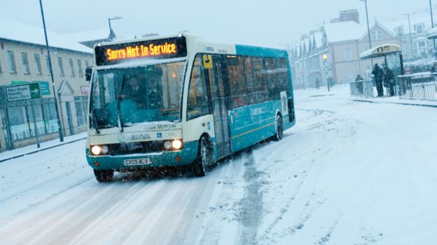Un autobús en medio de una nevada
