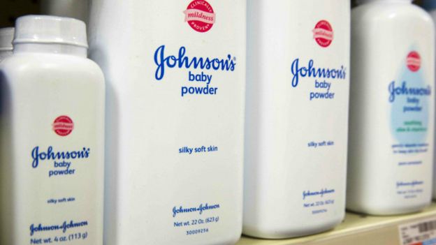 Johnson &Johnson deberá pagar US$72 millones por el caso de una mujer que murió de cáncer de ovario relacionado al talco.