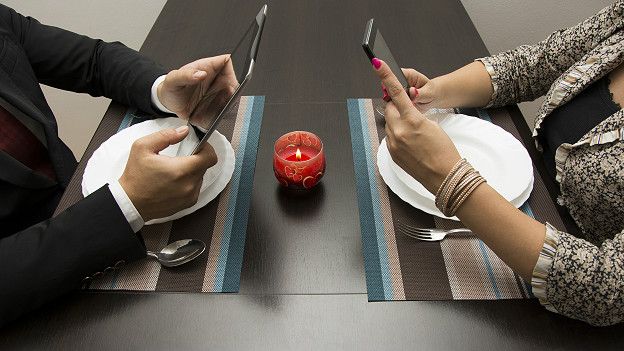 Ужин с постоянной проверкой почты