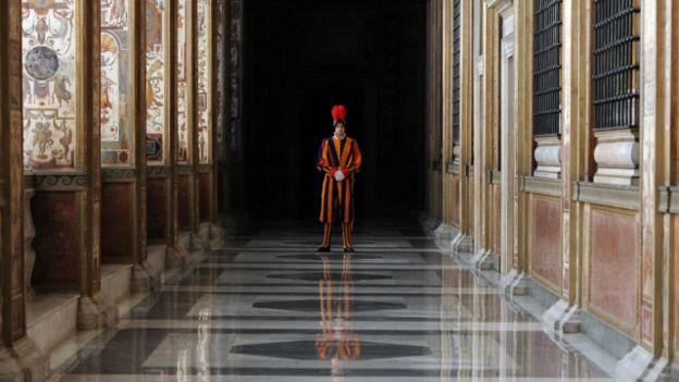 Un guardia en el Vaticano