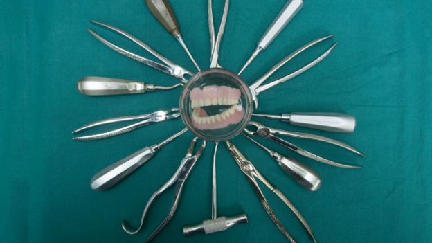 Una dentadura e instrumentos dentales