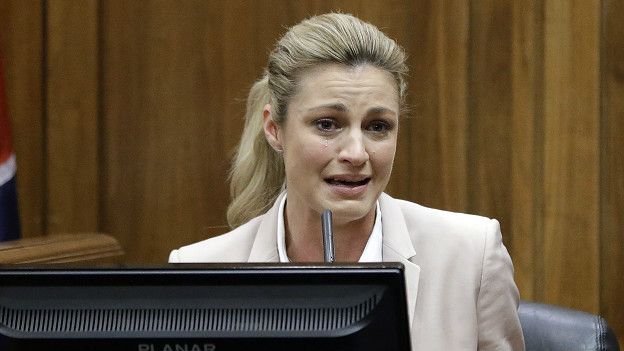 La presentadora Erin Andrews llora en el estrado