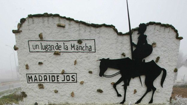 Silueta del Quijote al lado de una carretera