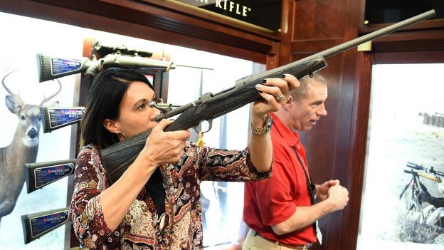 Una mujer prueba un rifle.