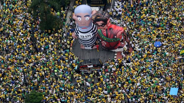 Muñecos inflables gigantes de Rousseff y Lula en una manifestación antigubernamental en Brasil.