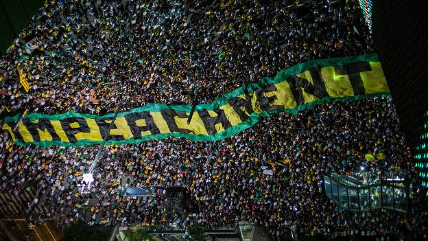 Uno de los letreros en las protestas de Sao Paulo dicen
